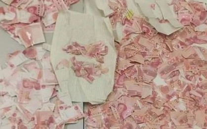 Người phụ nữ mang túi tiền mặt đến ngân hàng, nhân viên mở ra thì sốc nặng vì điều này