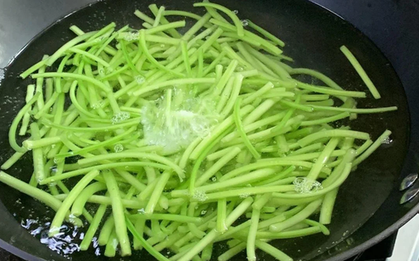 Đừng chỉ ăn củ, lá loại cây này quý như "nhân sâm người nghèo", ngoài chợ bán đầy ít ai hay