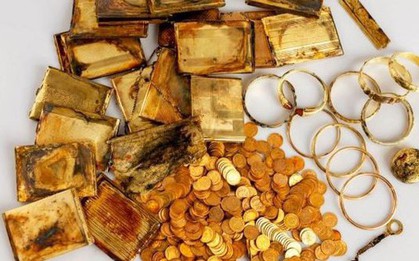 Đang đi bộ trên đồi, 2 du khách bất ngờ tìm thấy 3,7kg vàng và nhiều trang sức