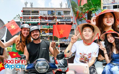 Sát 30/4, khách Tây quyết định đổi vé ở lại Việt Nam xem diễu binh, một gia đình vượt hàng trăm km đến TP.HCM vì điều đặc biệt