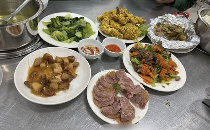 Cận cảnh "cơm nhà" 5 món của các chiến sĩ tham gia diễu binh, diễu hành 30/4