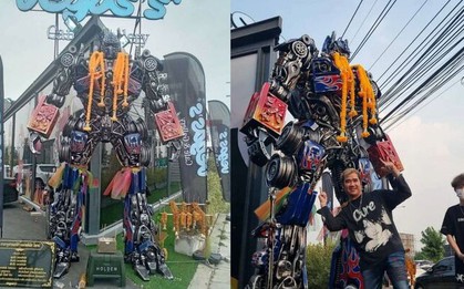 Đua nhau thắp hương cúng robot Transformer trước quán cà phê để cầu trúng xổ số