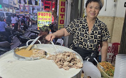 Hàng cháo sườn hơn 40 năm đông khách tại khu Ông Tạ ở TP HCM