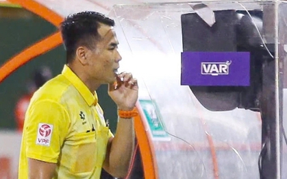 Áp dụng VAR vẫn thổi phạt đền 'ma', trọng tài FIFA bị kỷ luật