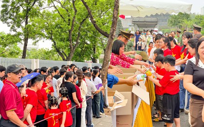 Lăng Bác 30/4: Du khách xếp hàng từ 6h sáng tới 11h trưa vẫn đông nghịt, thích thú khi được tặng bánh mì và nước
