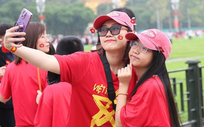 Tạm gác những chuyến du lịch xa, hàng trăm bậc phụ huynh đưa con về Lăng Bác trong ngày đại lễ 30/4