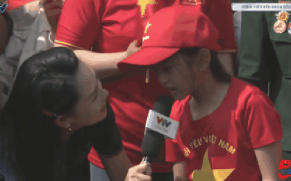 Nữ MC gây sốt vì hành động tinh tế khi phỏng vấn bé gái trong chương trình truyền hình trực tiếp diễu binh sáng 30/4