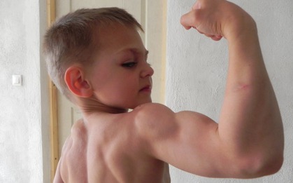 “Cậu bé khỏe nhất thế giới” tập gym từ lúc 2 tuổi, gây ngỡ ngàng với công việc và ngoại hình sau 15 năm