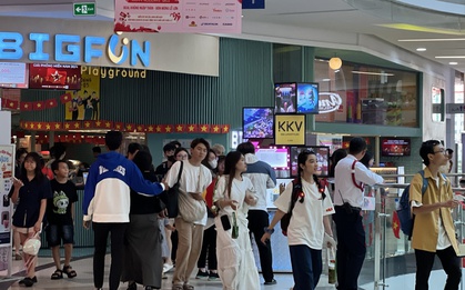Khung cảnh Vạn Hạnh Mall ngày lễ tóm gọn trong 1 từ, bảo vệ sát sao nhắc nhở khách không đến gần ban công