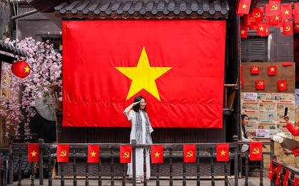 Quán cà phê Hà Nội đồng loạt 'thay áo' chào mừng Đại lễ 30/4