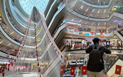 Tấm lưới tại Vạn Hạnh Mall thay đổi đúng dịp lễ 30/4: Người hiếu kỳ, người thích thú chụp ảnh
