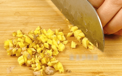Nhỏ vài giọt dầu gió vào củ gừng, hiệu quả "vàng mười" sẽ khiến bạn bật ngửa!