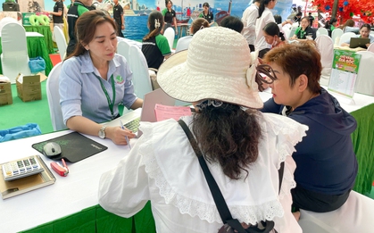 Khách hàng nô nức check-in, đặt tour, nhận quà tại gian hàng Đất Việt Tour