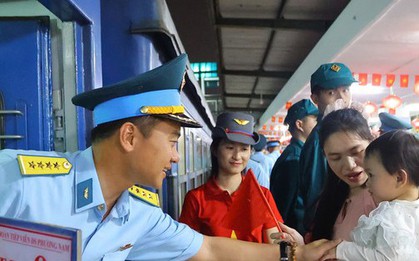 Hơn 1.000 bộ đội và dân quân tiếp tục vào miền Nam hợp luyện diễu binh