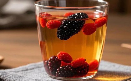 Loại quả màu tím đen giá chỉ vài nghìn/kg bán đầy ngoài chợ Việt mùa này làm thức uống siêu tốt cho da