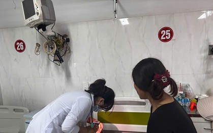 Bé trai khó thở cả tháng, bác sĩ gắp ra bóng đèn LED, cục tẩy bút chì