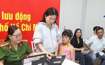 Hình ảnh người dân đi metro, làm tài khoản định danh ngay tại ga ngầm Bến Thành