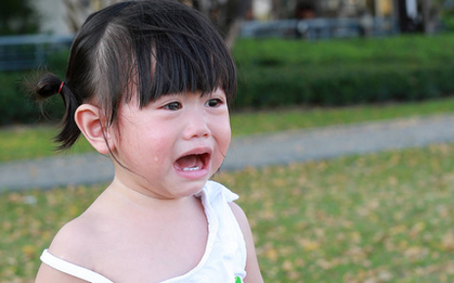 Bé gái mầm non đi học về nói: "Ngày nào cũng có người cho con kẹo", mẹ âm thầm theo dõi thì bật khóc vì 1 cảnh tượng