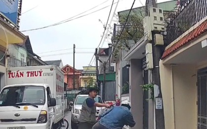 Đỗ xe chắn hết đường đi, tài xế còn cầm hung khí đánh người khi bị nhắc nhở