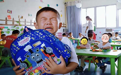 Bé trai mầm non tan học về luôn miệng nói: "Con không muốn đến trường", mẹ kiểm tra camera lớp lập tức đòi chuyển trường