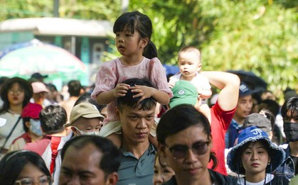 Biển người đổ về Thảo Cầm Viên vui chơi, cắm trại
