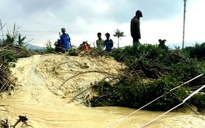 Dân tò mò đến xem hiện tượng lạ từ lòng đất ở Phú Yên
