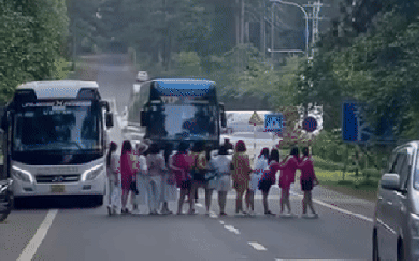 Ngán ngẩm nhóm du khách nữ dàn hàng ngang giữa đường để chụp ảnh "đu trend" tại điểm du lịch nổi tiếng