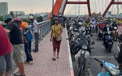 Thanh niên trèo qua lan can cầu Bình Lợi, nhảy xuống sông Sài Gòn
