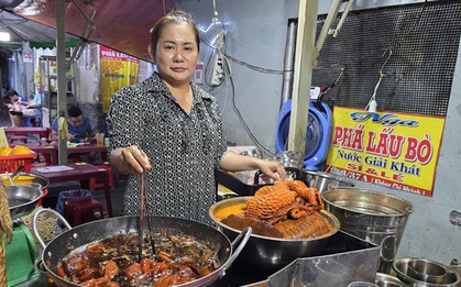Hàng phá lấu bò đông khách dù nằm sâu trong hẻm nhỏ ở TP HCM