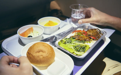 Lý do khiến đồ ăn trên máy bay luôn "nhạt nhẽo", dù đầu bếp 5 sao nấu cũng không khá hơn