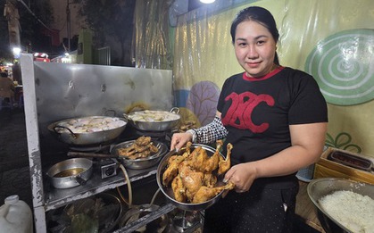 Tiệm cơm gà xối mỡ nóng hổi đông khách ở TP HCM