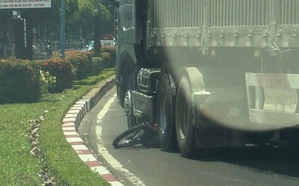 Chồng ôm thi thể vợ khóc ngất giữa đường