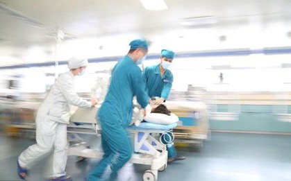 Bạn trai hôn ở 1 vị trí khiến cô gái bất ngờ phải vào viện cấp cứu: Bác sĩ nói phải bỏ ngay