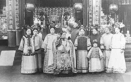 Ảnh hiếm cuối thời Thanh: Từ Hi thái hậu nhiệt tình trong việc này, Lý Liên Anh dùng sào tre chống thuyền