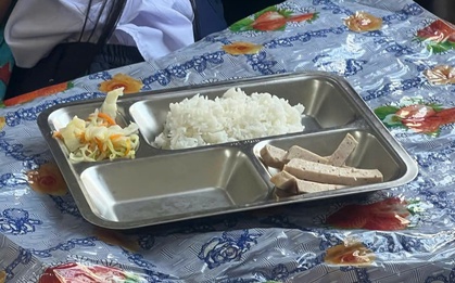 Hiệu trưởng lên tiếng về hình ảnh suất ăn bán trú lèo tèo ở Đà Nẵng