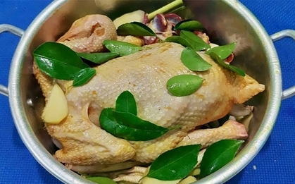 4 cách luộc gà không cần nước