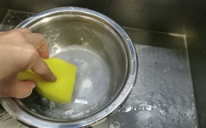 Nhà bếp có 1 thứ được ví bẩn hơn cả bồn cầu, nhiều người tưởng giặt sạch với xà phòng là xong thì SAI RỒI!