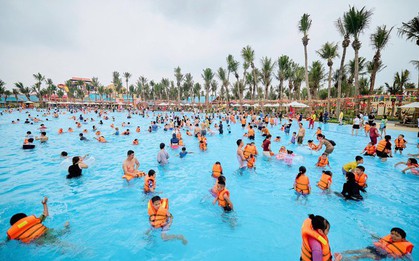 Công viên nước Sun World Ha Nam sôi động ngày mở cửa với hàng ngàn lượt khách