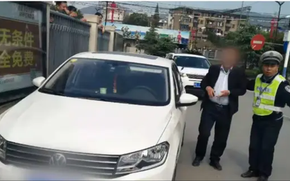 Cảnh sát yêu cầu, cụ ông 72 tuổi xuất trình bằng lái viết tay, nào ngờ sau khi xem anh nói: Mời ông đi!