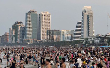 Đông nghịt người tắm biển Đà Nẵng