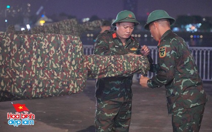 Chính thức thu dọn pháo lễ ở Bến Bạch Đằng: Người dân lưu luyến, tranh thủ check-in khoảnh khắc cuối cùng