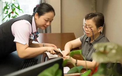 Biết là lừa đảo nhưng vẫn cho doanh nhân U70 chuyển tiền, nữ nhân viên ngân hàng trúng lớn và được tuyên dương