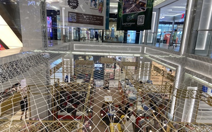 Một TTTM chung chủ với Vạn Hạnh Mall cũng bất ngờ lắp đặt tấm lưới bảo vệ, thu hút sự chú ý của đông đảo dân tình