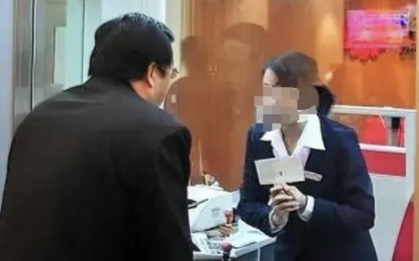 Người đàn ông gửi ngân hàng 14 tỷ, 1 năm sau rút tiền thì nhân viên khẳng định: Sổ tiết kiệm của ông là giả