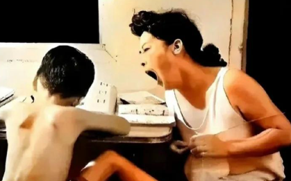 Bức ảnh mẹ quát con học nổi tiếng khắp mạng xã hội, hơn 30 năm sau, 2 nhân vật chính trong ảnh cùng nhau làm 1 điều đặc biệt!