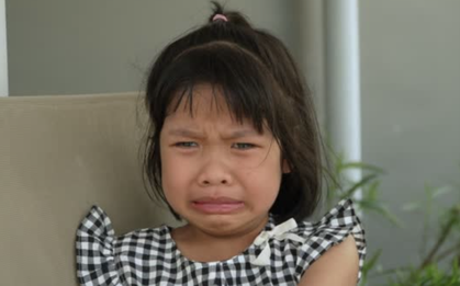 Trời nắng nóng, con dâu lúc nào cũng mặc áo kín bưng: Bố chồng nghe cháu gái nói 1 câu mà khóc ròng vì sự thật