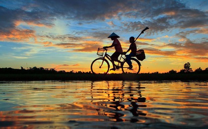 Đây là từ "nhìn vậy mà không phải vậy" của tiếng Việt, lục hết từ điển tiếng Anh cũng không thấy từ tương đương nghĩa