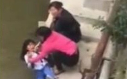 Đoạn clip người mẹ trừng phạt con gái khiến nhiều người phải tắt vội vì vượt qua cả giới hạn chịu đựng