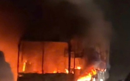 Xe giường nằm chở hàng chục khách bốc cháy trên cao tốc Vĩnh Hảo - Phan Thiết