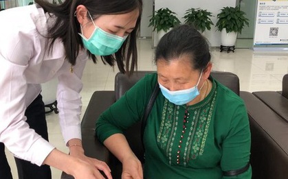 Đầu tư 4 hợp đồng bảo hiểm cho con, nhưng khi con mắc bệnh khó chữa, tất cả đều từ chối chi trả khoản bồi thường gần 2,7 tỷ đồng vì 1 điều khoản này